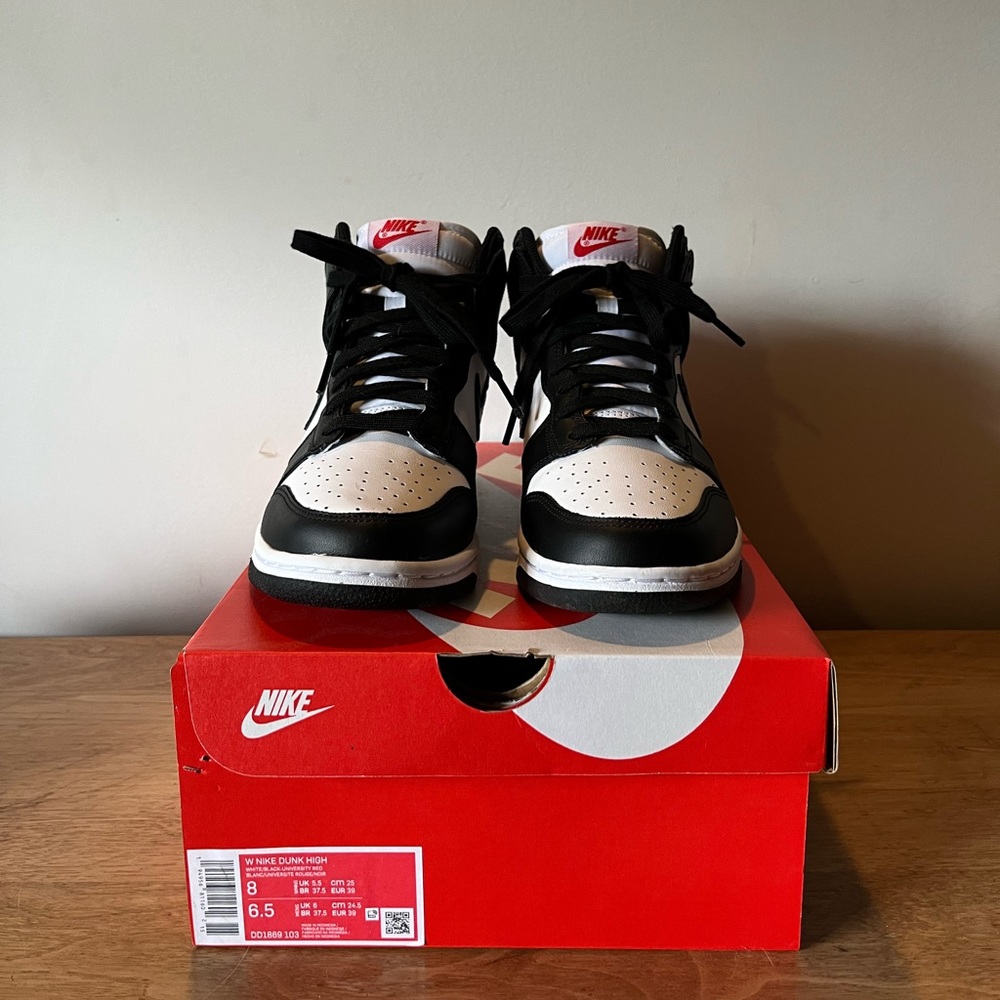LIKE New NIKE DUNK PANDA HIGHTOPS